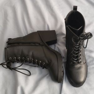 Size 9 zigi Soho chunk heel combat boot